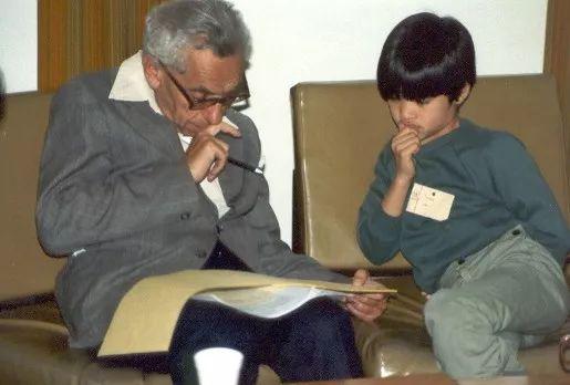 1985年，埃尔德什给后来的菲兹奖获得者，已经开始上高中的10岁的陶哲轩辅导作业。@wikipedia