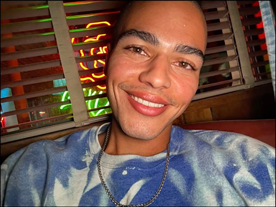 iphone 12前置暗光自拍