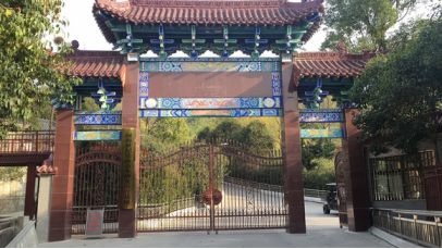 网络上也有人称,吕氏山庄为地方很有背景的吕氏家族所建,山庄主人吕荣