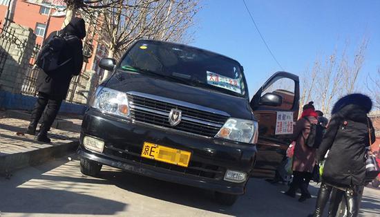 参加“权健集团尚德体系启动大会暨荣耀盛典”的经销商们正准备乘车撤离。
