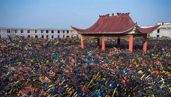 共享单车坟场。图源：新华社