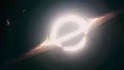 图一：电影星际穿越当中的黑洞，周围的亮环是由气体构成的吸积盘（图片来源：电影《星际穿越》）