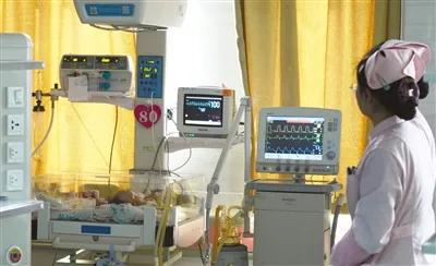 11月21日，患儿在安徽省立儿童医院重症监护室接受治疗