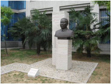 矗立在中国科大校园内的赵忠尧先生雕像