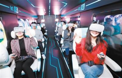 体验者在韩国首尔光化门附近的5G巴士上感受高速VR视听产品。新华社记者 王婧嫱摄
