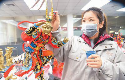 2月24日，杭州玺匠文化创意有限公司生产车间内，员工正在对工艺品上色。宁文武摄（人民图片）