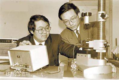 顾雏军（左）/图源：百度百科