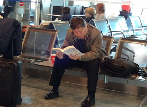 张瑞敏在候机的空隙读书