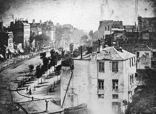 ▲ 达盖尔拍摄的《巴黎寺院街》是世界上第一张被售出的照片