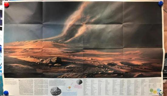1973年国家地理出版的火星地图背面，包括一幅火星沙尘暴想象画、火星观测发展史说明、火卫图示以及另一面火星地图上的地貌索引。