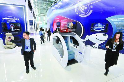 在中关村国际前沿科技成果展上，观众驻足观看智能休息舱系统。 本报记者 饶强摄
