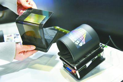 剑桥大学孵化的FlexEnable柔性屏。本报记者 王海欣摄