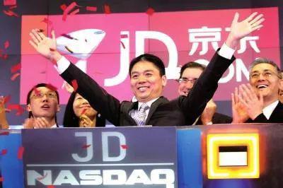 2014年京东在美国纽约顺利上市，刘强东与章泽天开始甜蜜恋爱，事业爱情双丰收