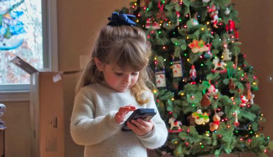 玩手机对孩子危害有多大？