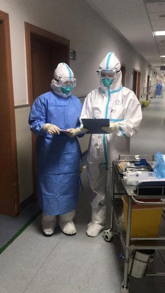 在武汉的医院隔离病房，医生们