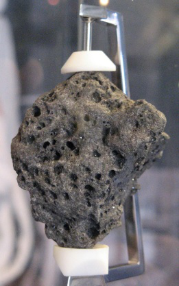  阿波罗11号任务带回来的古老的月球玄武岩，年龄约为36亿年