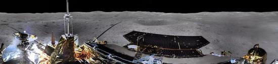 “嫦娥四号”着陆器地形地貌相机环拍全景图（圆柱投影）（图片来源：国家航天局）