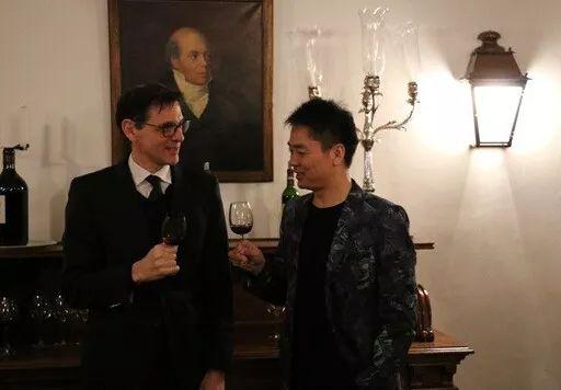 沉浮的兄弟:酒局沉浮录:强人刘强东遭遇生死劫 ▲ 刘强东拜访法国拉菲古堡 (图源:搜狐)
