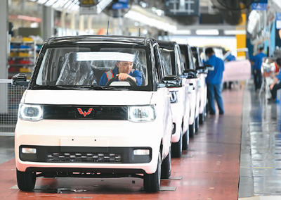 广西柳州一家汽车企业的工人正在新能源汽车生产线上忙碌。 新华社发 黎寒池摄