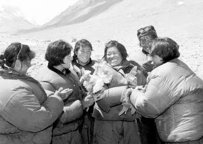 右三为女登山家—潘多