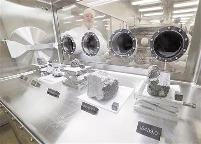 NASA约翰逊航天中心的月球实验室里，展示着阿波罗15、16和17任务期间收集的各种月球样品