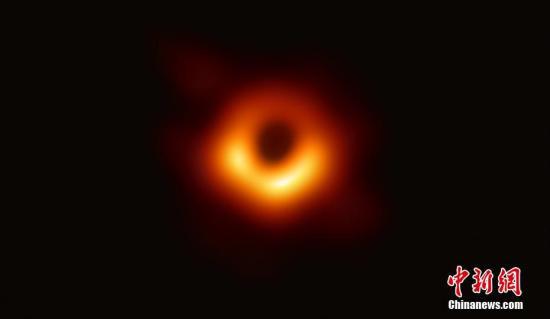 人类首张黑洞照片于北京时间4月10日晚在全球多地同步发布