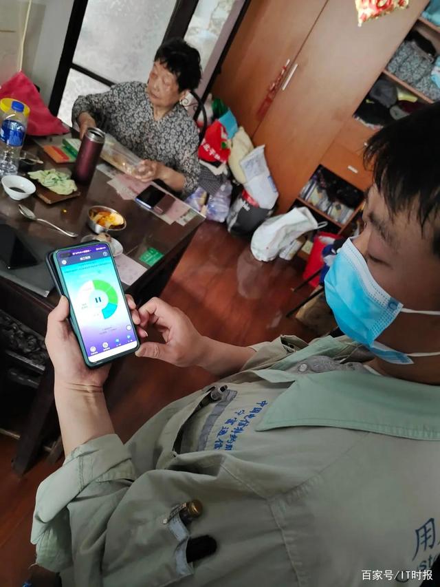  经过上海电信技术人员优化后，杨阿姨家中的无线网速从原来的十几兆提升至一百多兆 摄影：IT时报 钱立富