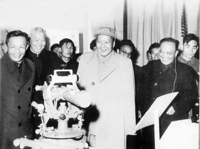 1958年，毛泽东主席参观中国科学院科研成就展。前排左起为：张劲夫、吴有训、毛泽东、郭沫若。（图片来自http://www.cas.cn/）