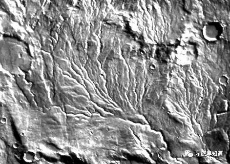 扇状水系，可以想象当年火星上的河网纵横