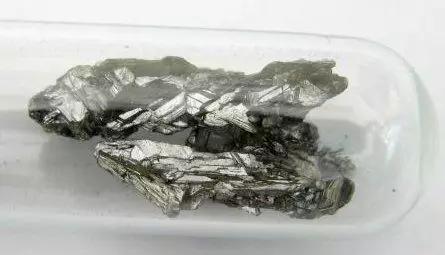 砷（图片来源：wiki）