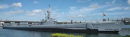  图为一艘巴劳鱵级潜艇USS Bowfin（SS-287）