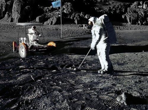 正在月球打高尔夫球的宇航员艾伦（图源：NASA）