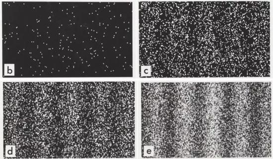 电子一次一个地通过双缝而形成的波。如果测量电子通过的是“哪条缝”，就会破坏这种量子干涉图样。这个实验需要一些复杂的设备，但有很多方法可以让我们在家里也能看见量子宇宙的效应，而且对光子和电子都一样有效。| 图片来源：DR。 TONOMURA AND BELSAZAR OF WIKIMEDIA COMMONS
