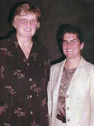 1990年代盖兹在芝加哥阿德勒天文馆（Atler Planetarium）上发表演讲后与老师朱迪斯·基恩合影丨图源：news.uchicago.edu/