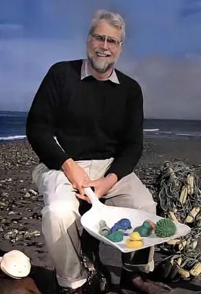 海洋学家Curtis Ebbesmeyer通过海上的漂浮物来研究洋流。