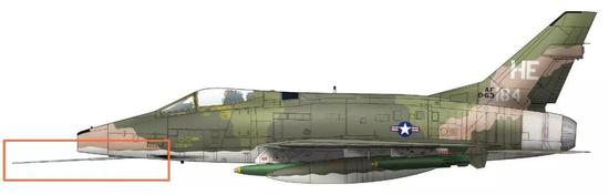 最早的超音速战斗机之一F-100D，空速管放在机头下，这个位置允许空速管有较长的长度，但是会很重，在地面也很不方便（图片来源：维基百科）