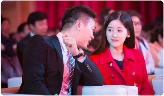 贝索斯简介:“模范夫妇”今何在?贝索斯也管不住下半身?