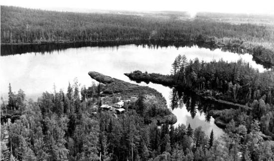 有理论认为这个湖可能是一个陨石撞击坑，然而随后在湖底发现的树桩否认了这一假说。还有理论认为可能是外星人在附近寻找淡水时，飞船在附近坠毁导致了爆炸。（图片来源：Sputnik/SPL）