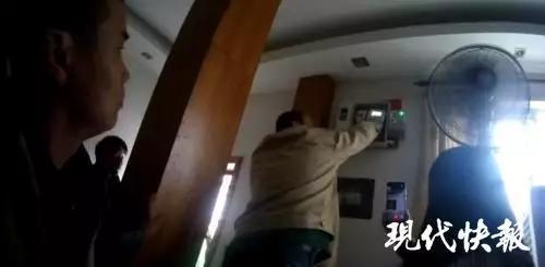 ▲ 民警和供电公司工作人员进屋后检查男子家室内电表