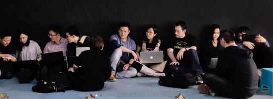黑色象牙塔:出走MSRA,加盟AI独角兽:科学家离开象牙塔之后 创业初期的码隆科技,中间蓝色衣服为黄鼎隆,黑色为Matt Scott