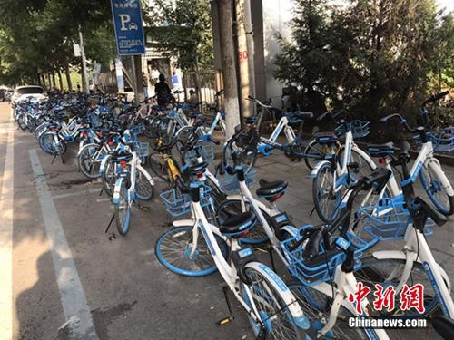 部分无序停放的共享单车。中新网 吴涛 摄