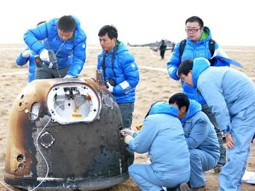 探月工程三期再入返回飞行试验任务获得圆满成功，图为飞行试验器回收现场 图片来源：国家国防科技工业局