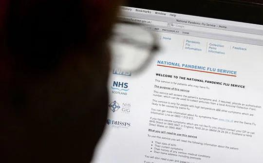  2009年7月23日，在英国首都伦敦，一名男子查看英国政府开通的有关甲型H1N1流感信息的网站。图片来源：中国新闻网