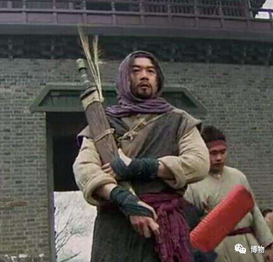 《水浒传》里，杨志在刀上插几根稻草拿出来卖。