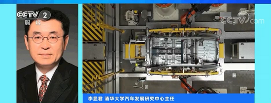 清华大学汽车发展研究中心主任 李显君：这次抢人的背景，主要是智能化和电动化浪潮下引起的。因为传统我们的人才体系是围绕着燃油车进行的，新能源汽车和智能汽车需要新的技能和新的知识结构，所以抢人主要是这块。