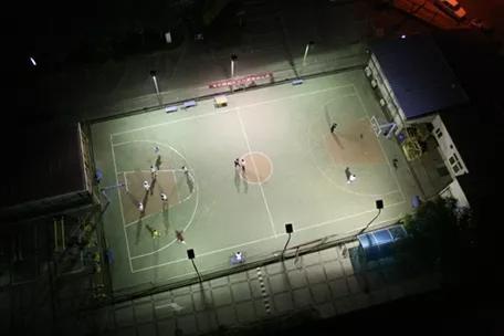 炎炎夏日,大汗淋漓地打一场球也是蛮痛快的。