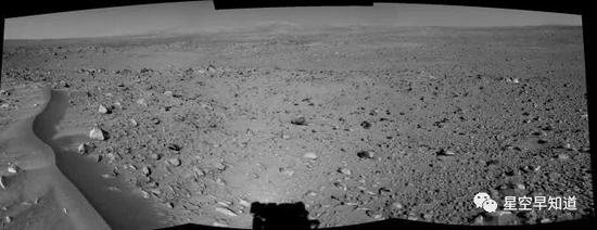 勇气号导航相机拍摄的火星环境来源：NASA