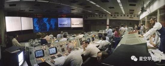 任务期间的地面控制中心来源：NASA