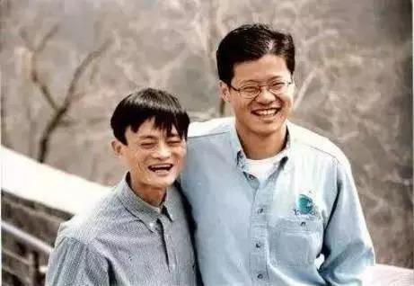 激荡人生:偶像生于1964:马云、张朝阳、求伯君的激荡人生 图:马云陪杨致远同游长城