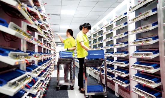 2021年7月17日，安徽淮北市一家锂科技公司内，工人们正在加工生产锂电池产品。图/IC